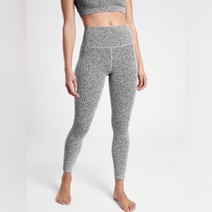 Athleta Salutation Stash Pocket textured 7/8 leggings